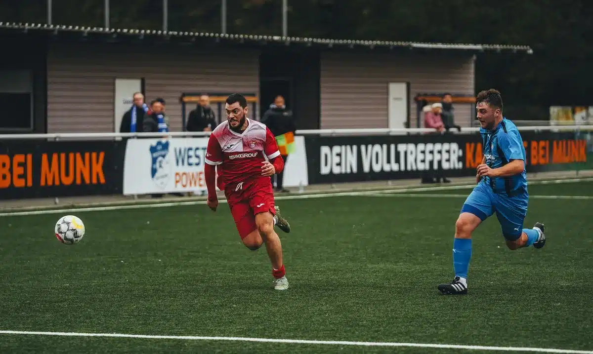 Zawodnicy AS Monaco i Górnika Zabrze w trakcie gry o piłkę