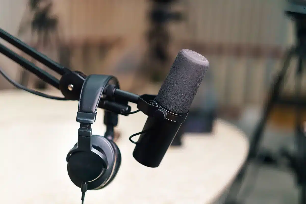 Studio telewizyjna podczas nagrywania na żywo z mikrofonem i stanowiskiem