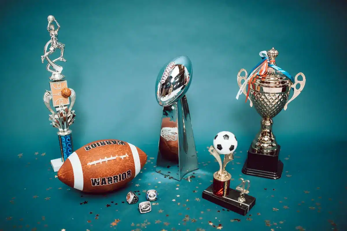 Michael Jordan z trofeum mistrzowskiego i pierścieniami z finałów NBA