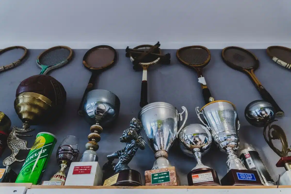 Kolekcja pamiątek sportowych na aukcji: buty, karty i trykoty