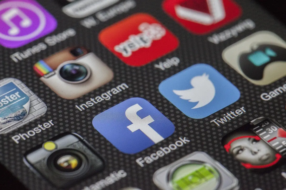 Ekran smartfona pokazujący ostrą wymianę na mediach społecznościowych i InstaStories