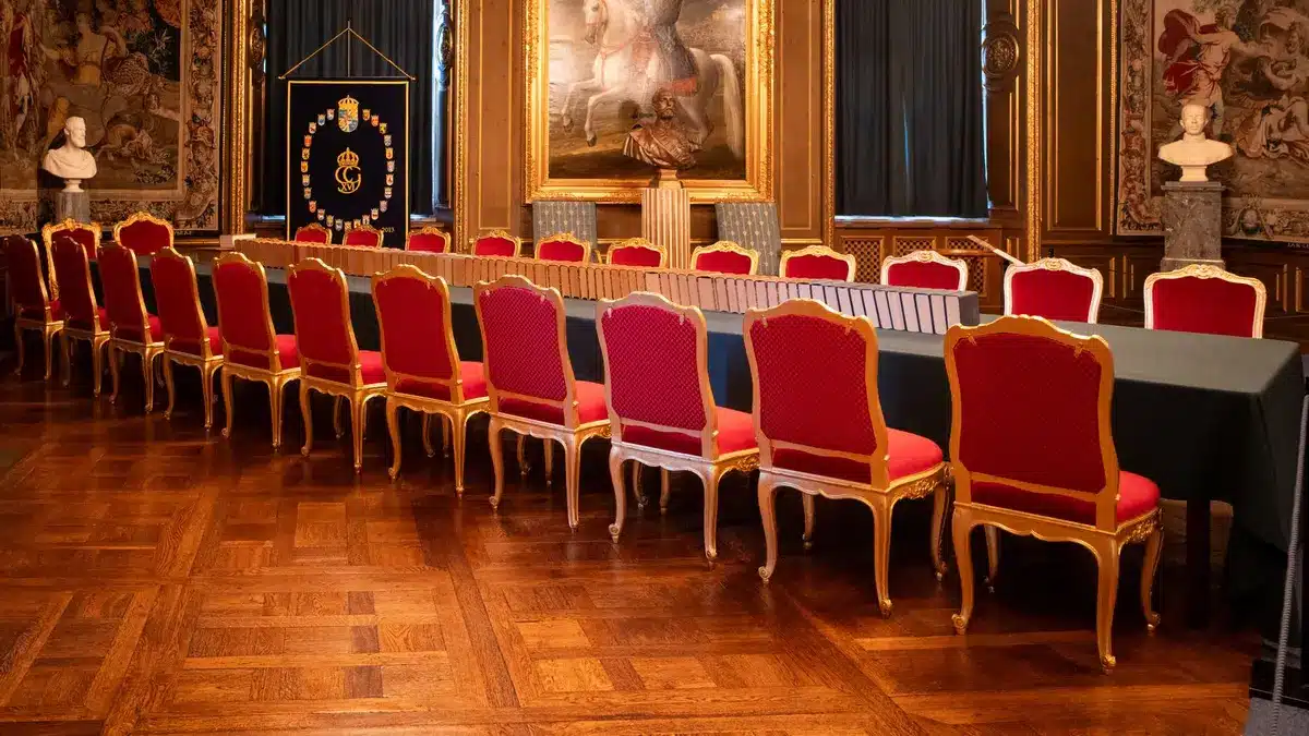 Wnętrze pałacu z formalnym ustawieniem mebli i dekoracją