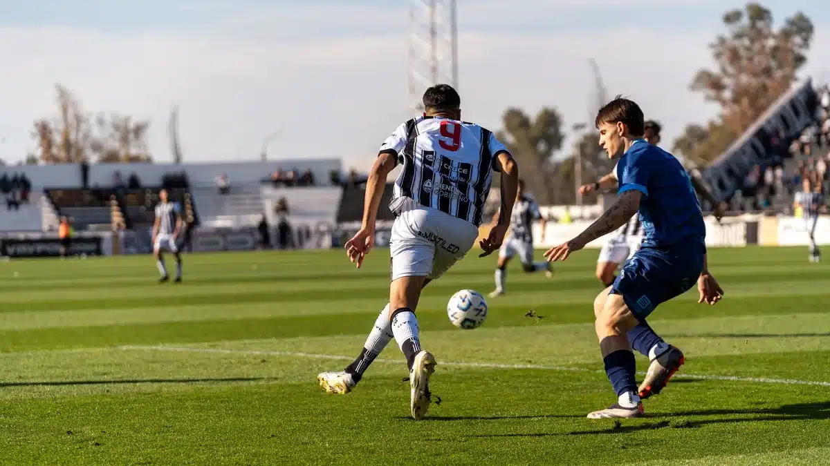 Akcja z meczu Leagues Cup: piłkarze walczą o piłkę na boisku