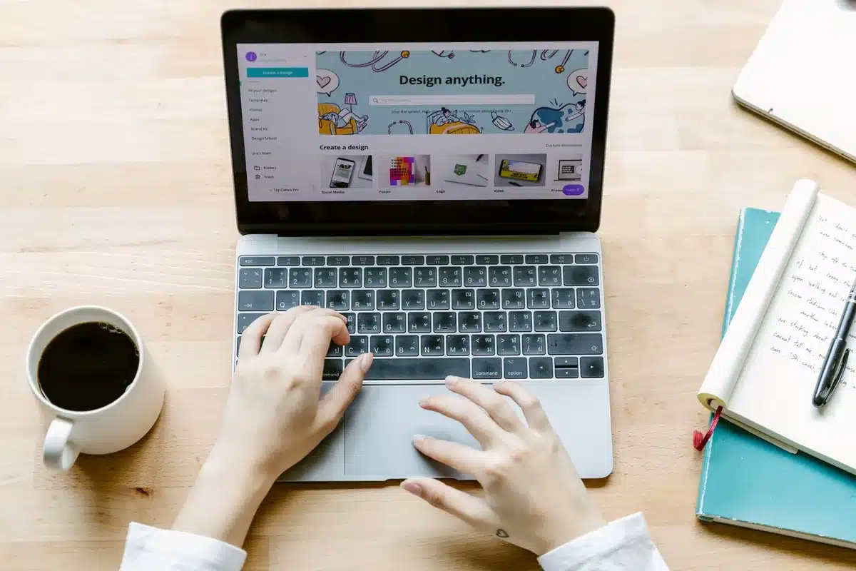 Ktoś pisze post w mediach społecznościowych na laptopie