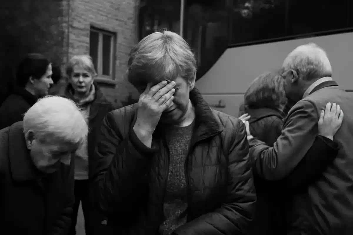 Skutki dla uczestników i reakcje — Dla osób, które przeżyły, największym ciężarem jest świadomość, że część grupy nie wróci do domu. Wielu pasażerów to seniorzy, z którymi pielgrzymi łączyła silna więź — mówi pani Święs, określając atmosferę wyjazdu jako rodziną. W