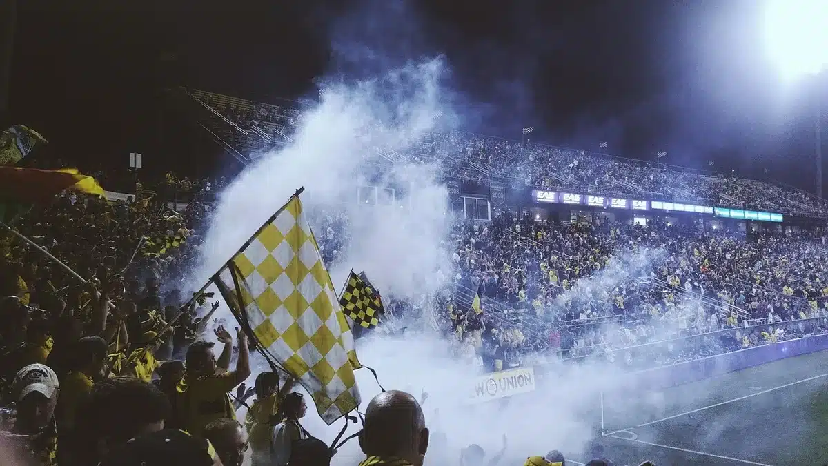 Kibice na stadionie podczas meczu piłkarskiego