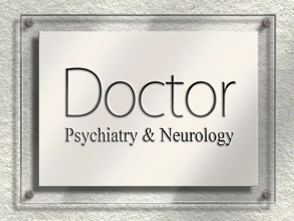 Kartka z notatkami psychiatrycznymi i długopis na biurku
