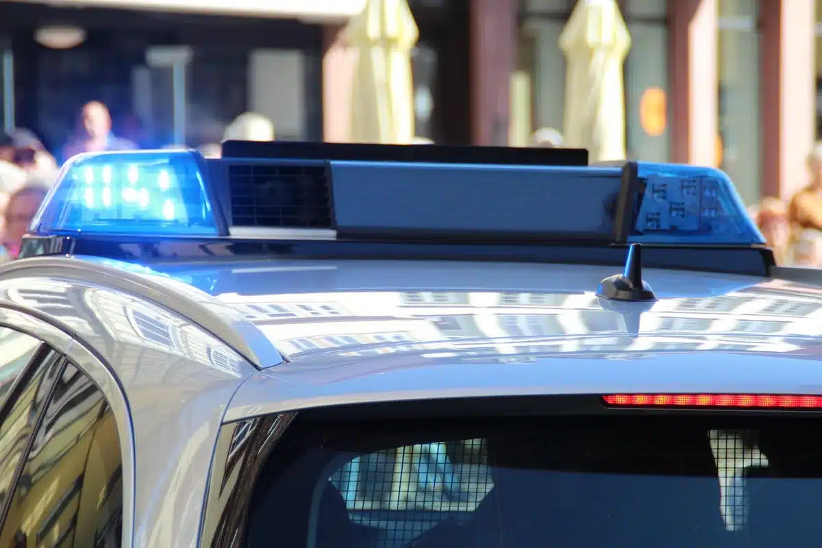 Wejście do mieszkania z taśmą policyjną i zamkniętymi drzwiami