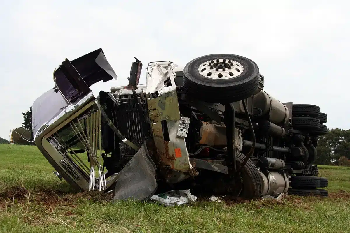 Zniszczone pojazdy po zderzeniu busa z tirem na autostradzie
