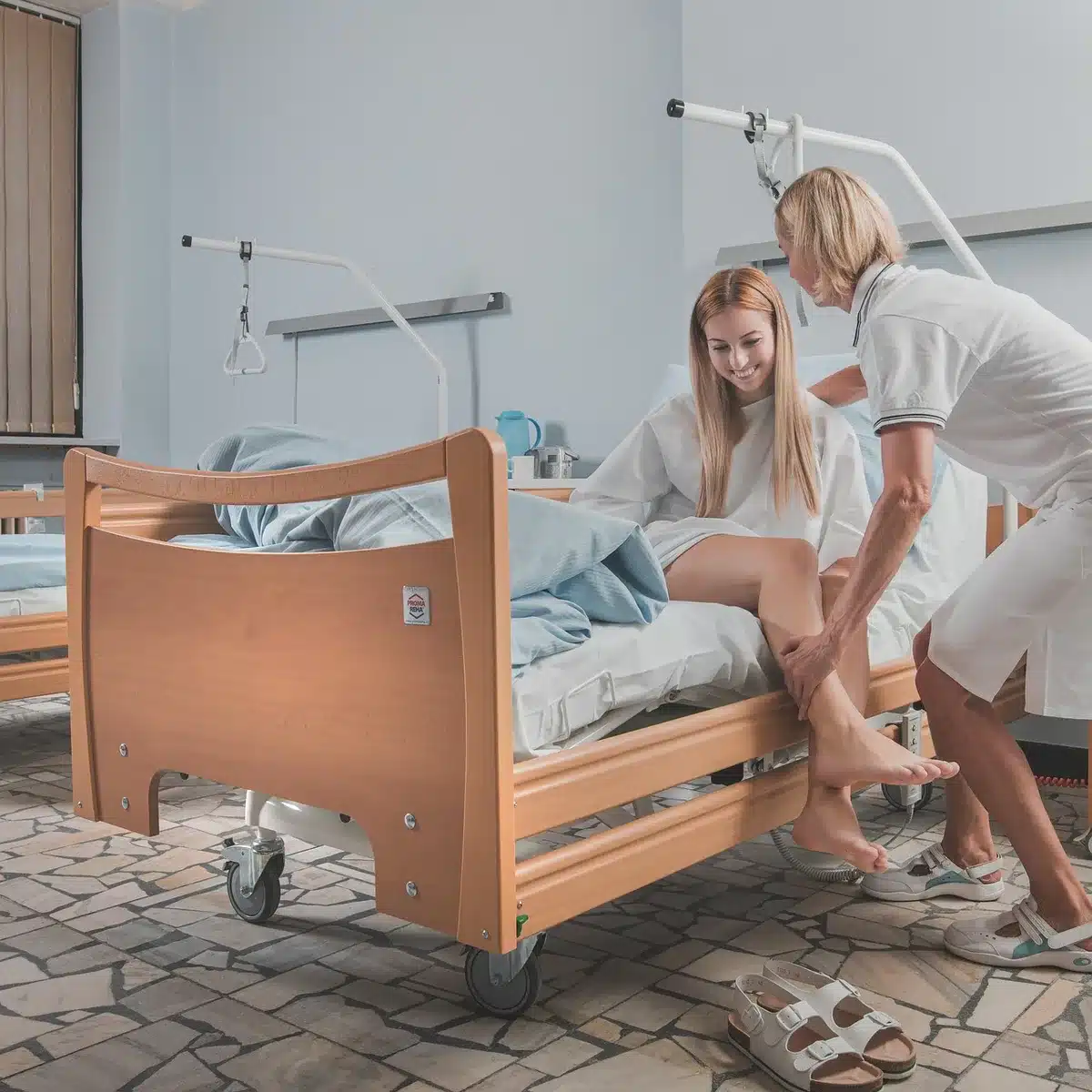 Zestaw rękawic bokserskich obok stolika przy łóżku szpitalnym