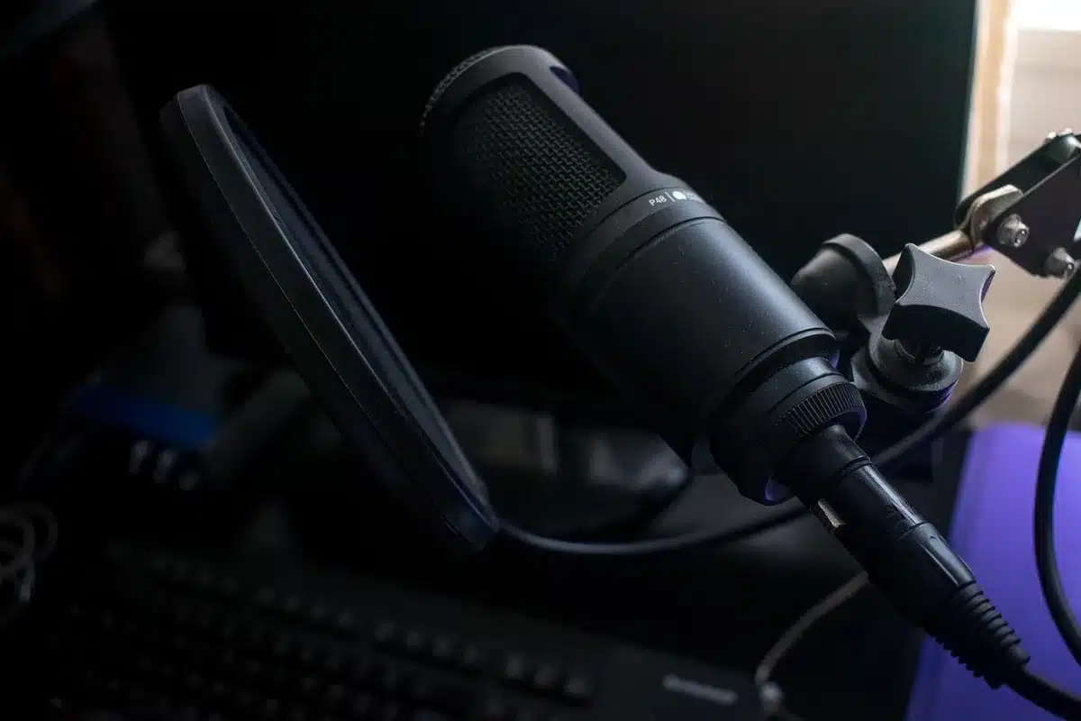 Para nagrywająca podcast przy mikrofonie