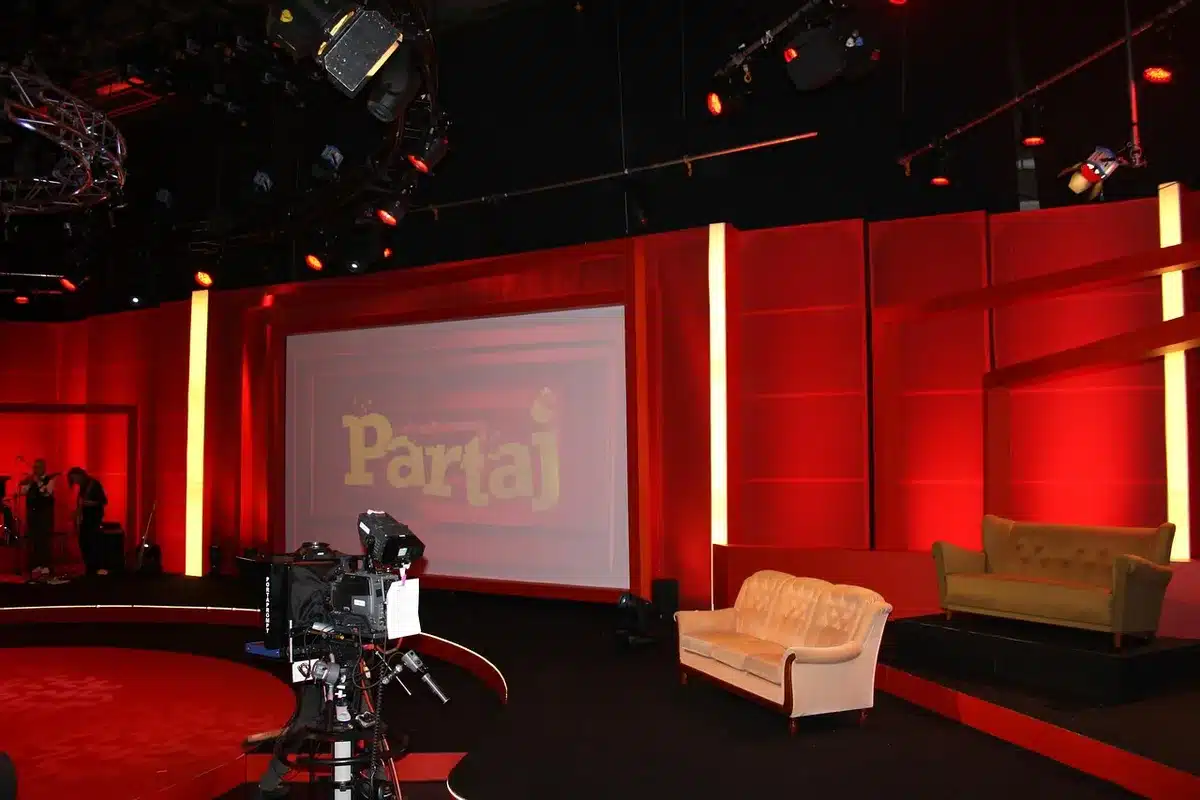 Puste krzesło w studiu telewizyjnym symbolizujące nieobecność na planie