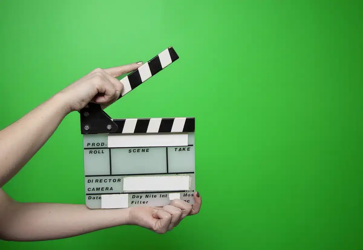 Scena z planu filmowego z reżyserem i scenariuszem