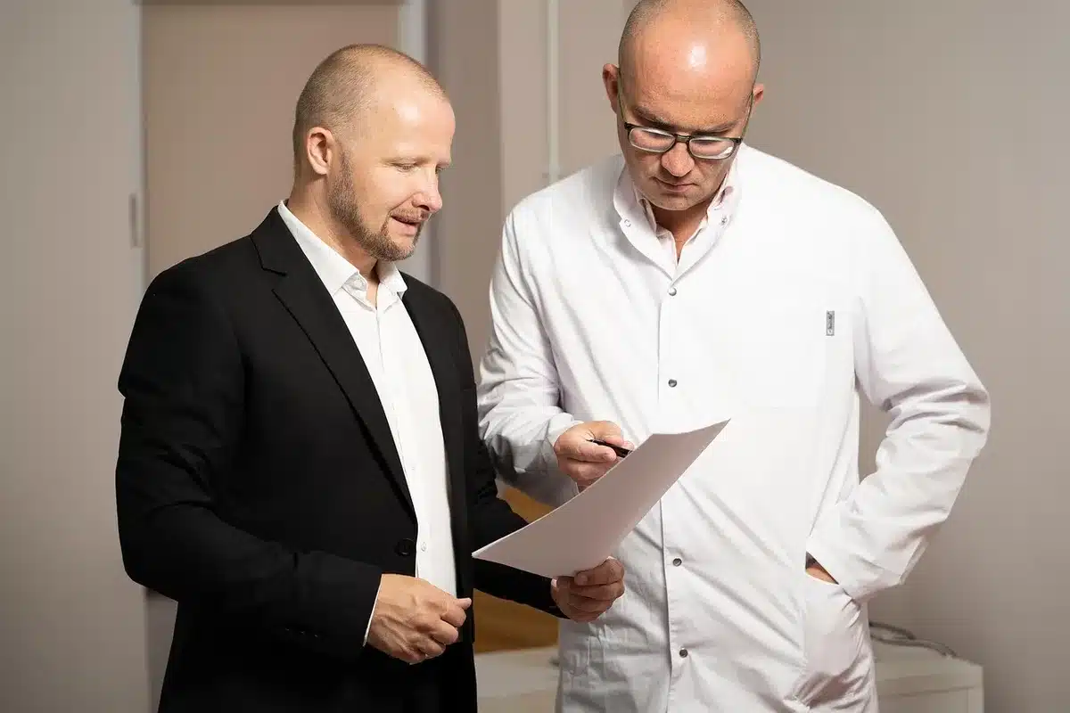 Ekspert komentujący przed kamerą w studiu medialnym