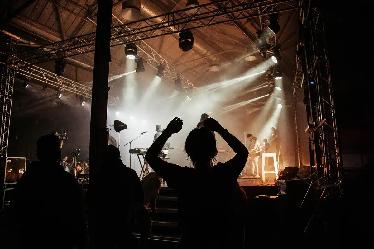 Tłum i scena podczas wydarzenia charytatywnego w mieście