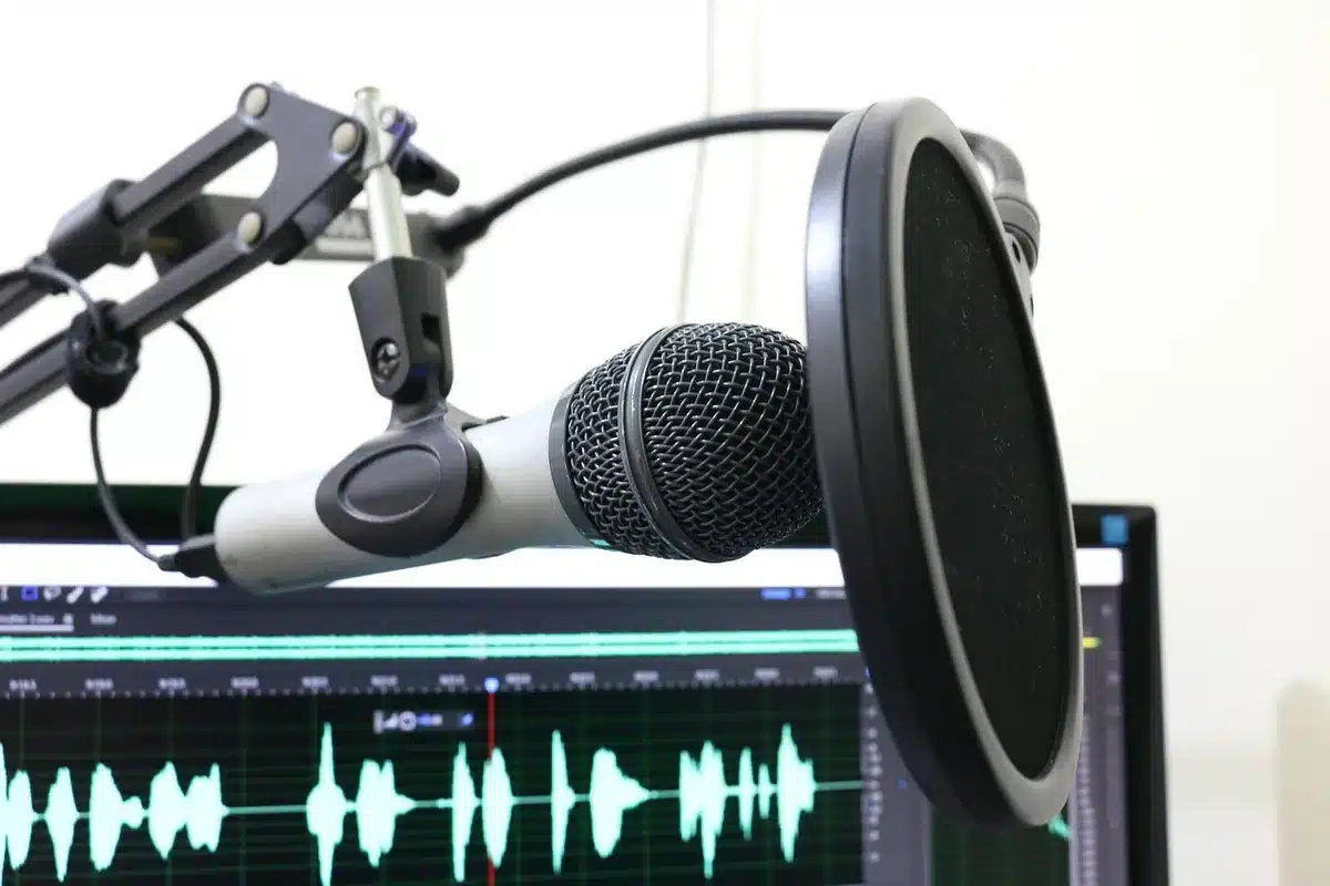 Mikrofon studyjny używany przy nagrywaniu podcastu