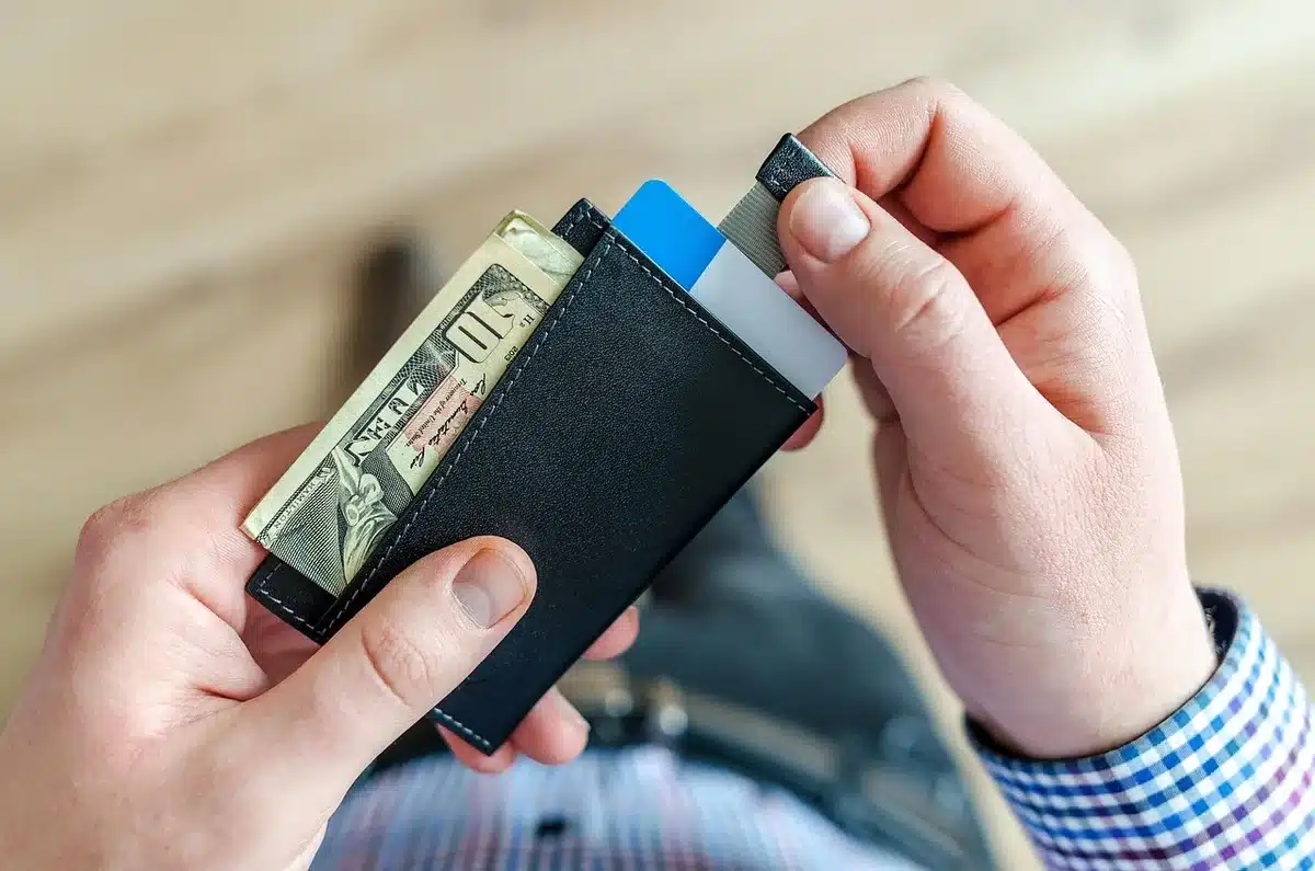 Puste dłonie i rozrzucone banknoty symbolizujące straty finansowe seniorów
