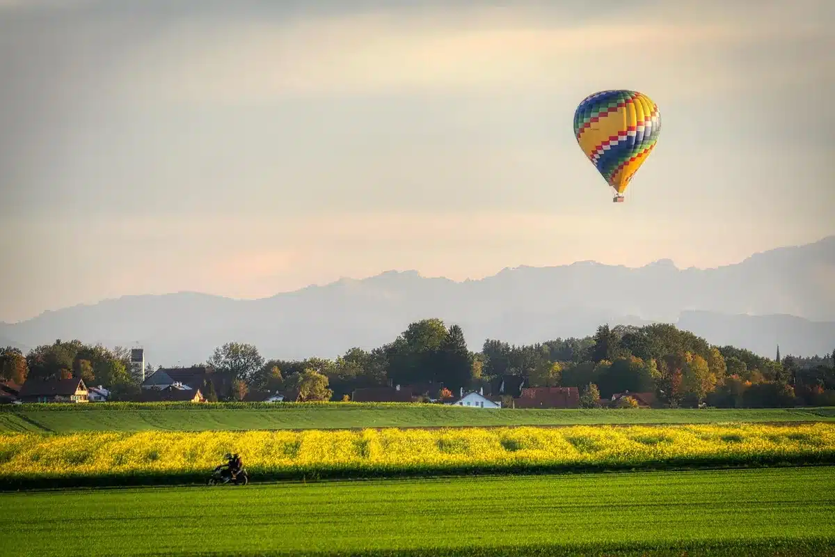 Balon meteorologiczny leżący na polu po zakończonym locie