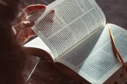 Różne zegary i części na stole warsztatowym symbolizujące zmiany w pomiarze czasu
