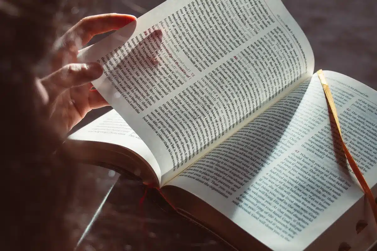 Różne zegary i części na stole warsztatowym symbolizujące zmiany w pomiarze czasu