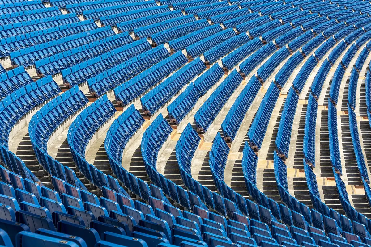 Trener przemawiający na konferencji prasowej po meczu