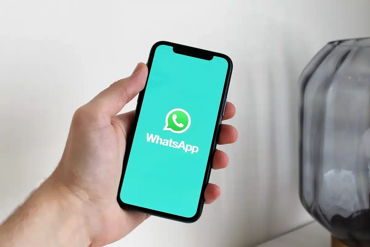 Ekran smartfona z komentarzami w mediach społecznościowych o zmianie czołówki