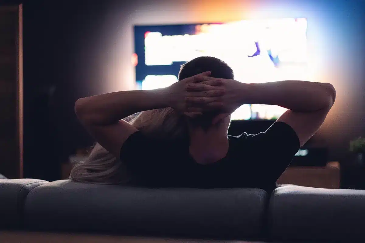 Studio produkcyjne telewizji z konsolami i monitorami, miejsce decyzji redakcyjnych