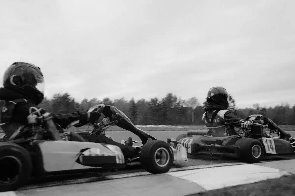 Gokart wyprzedzający inne pojazdy na torze podczas wyścigu