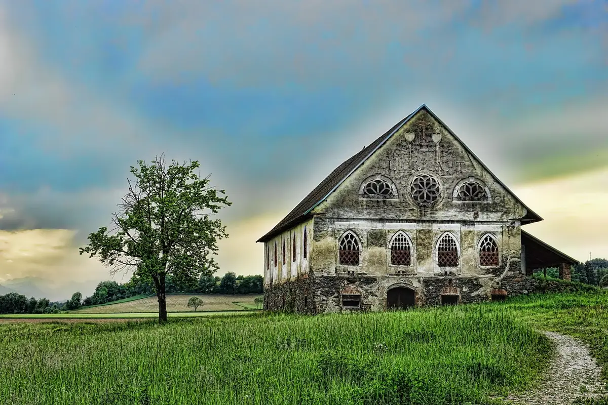 Korytarz bloku mieszkalnego z porzuconą kurtką i uszkodzoną lampą