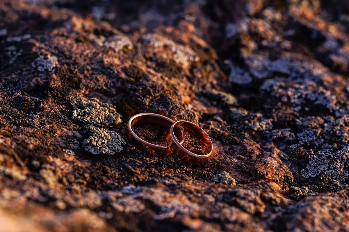Plakat filmowy i obrazek serialu obok siebie symbolicznie przedstawiający dwie adaptacje