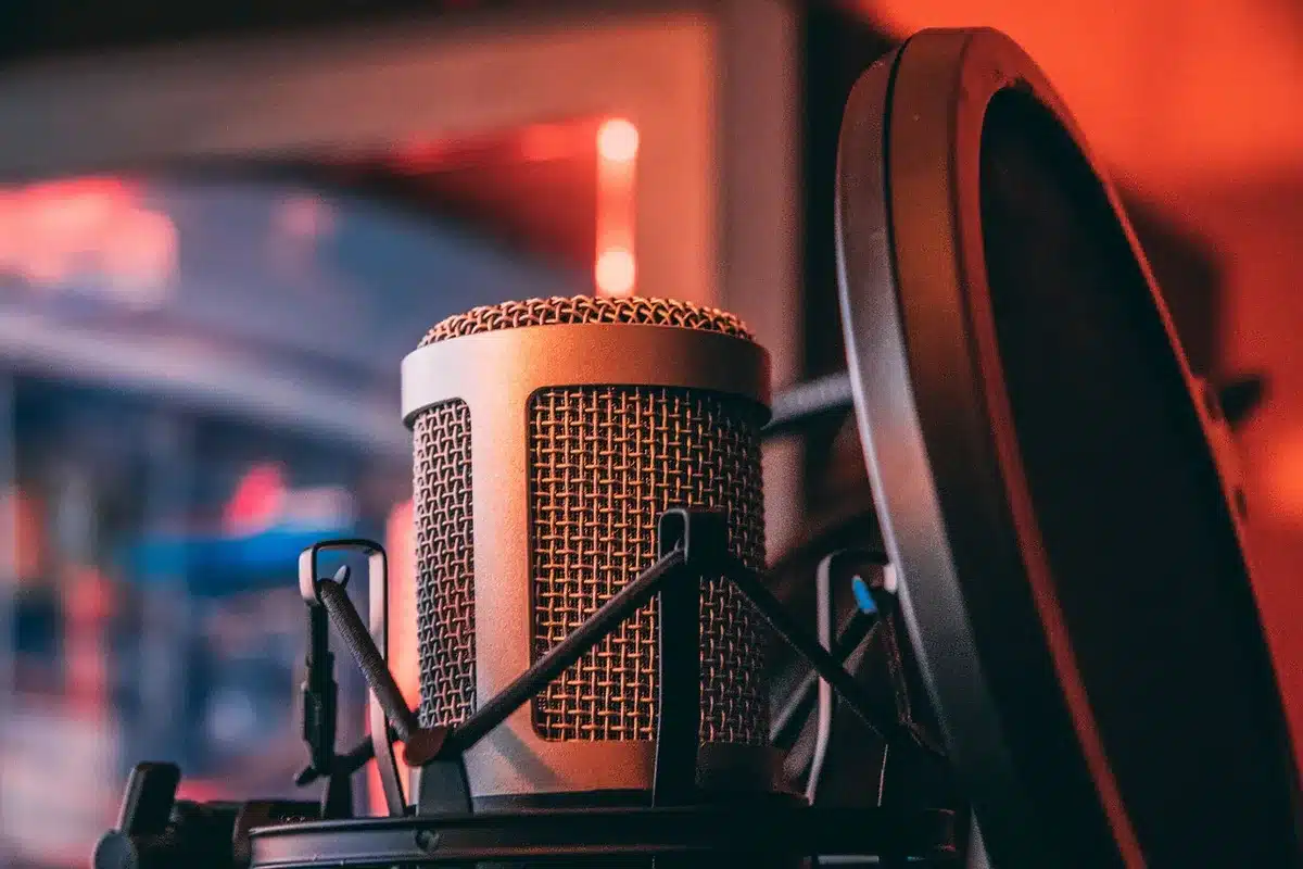 Ciche studio podcastowe z mikrofonem symbolizujące wywiad aktora