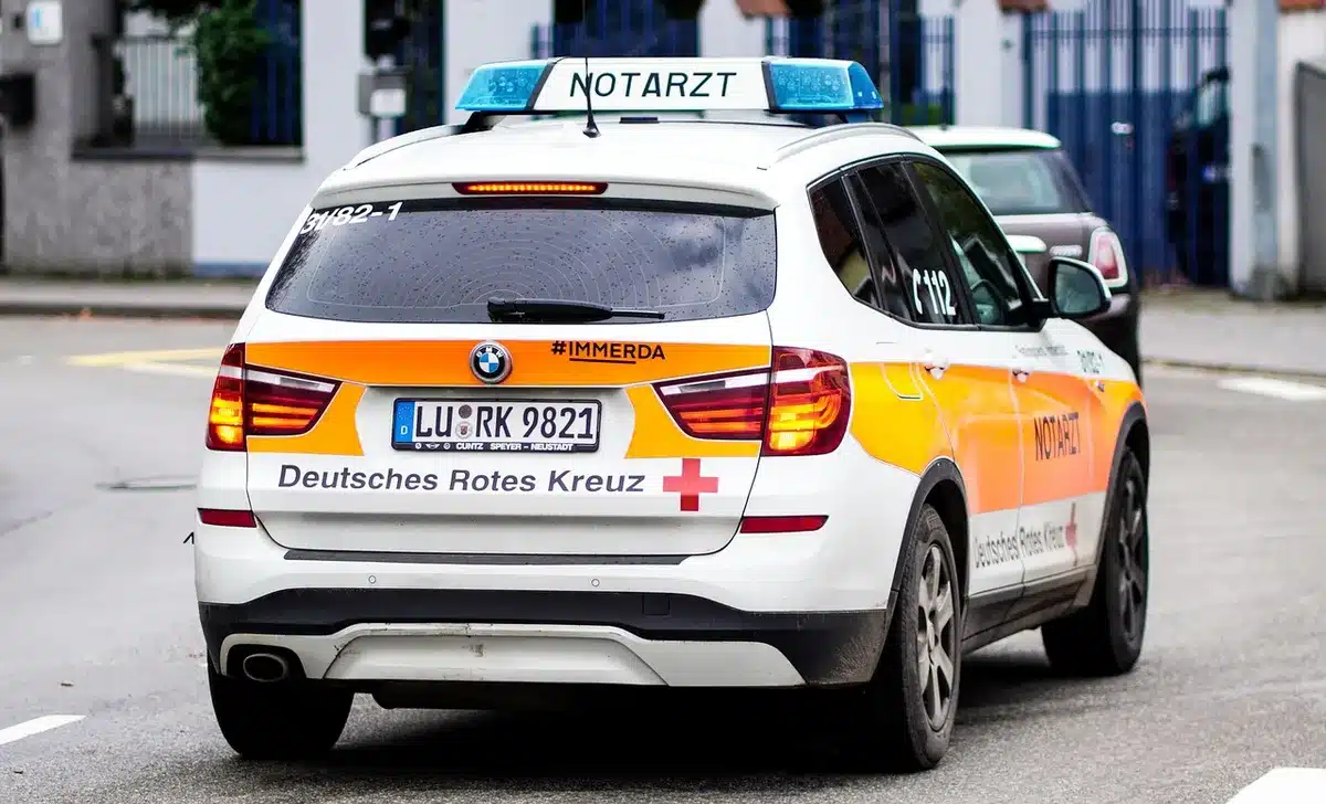 Karetka i służby przed wejściem do szkoły podczas interwencji