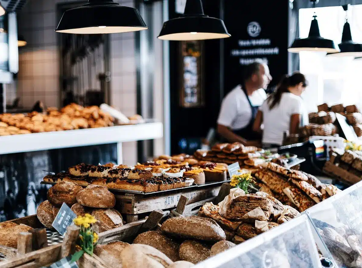 Usunięta naklejka na blacie baru restauracyjnego