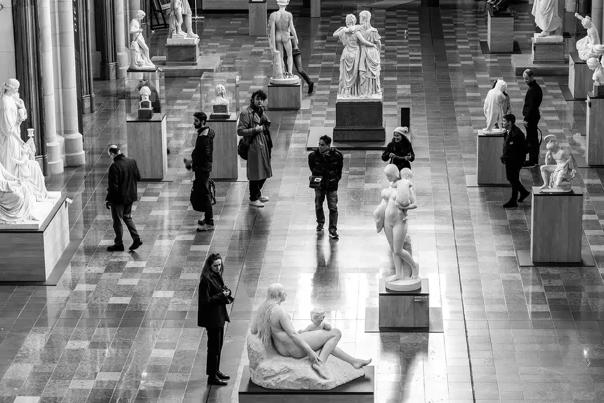 Sala sądowa z pustymi ławami dla świadków i akta na stoliku