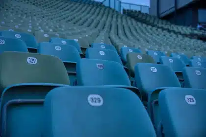 Zalany korytarz stadionu z kałużami i mokrymi krzesłami