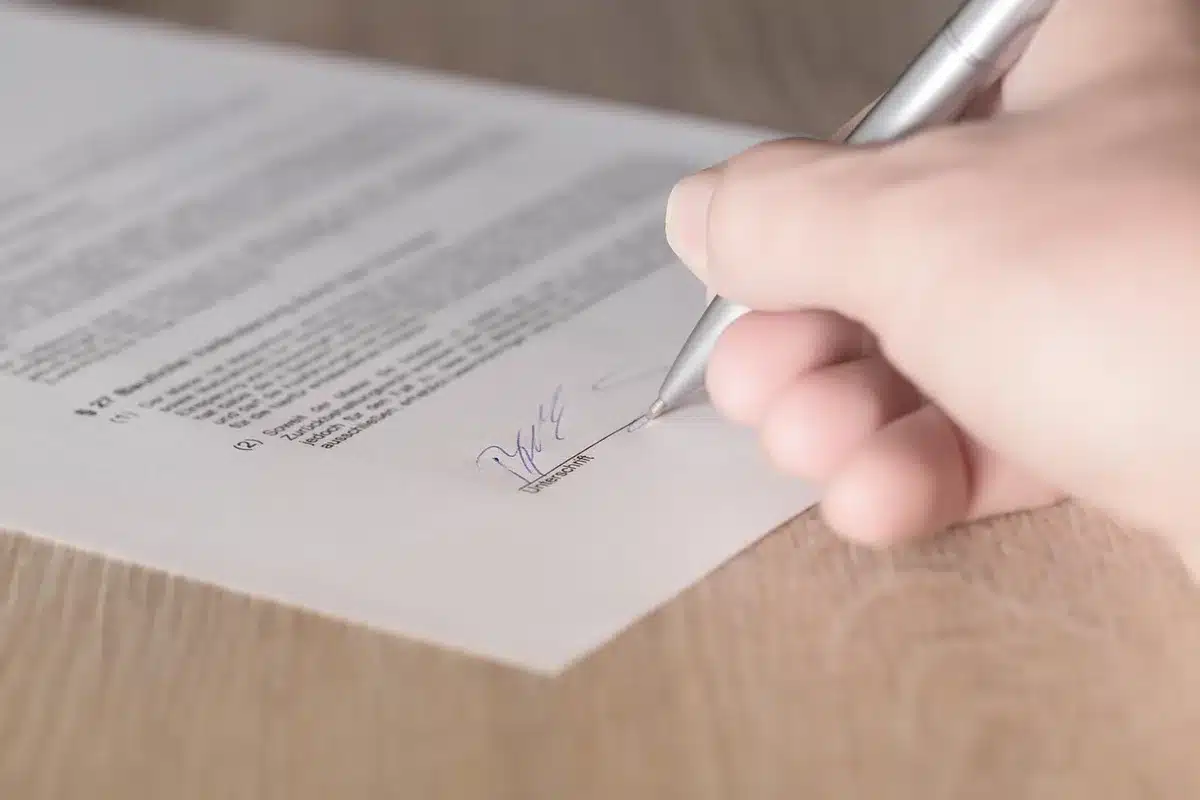 Dokumenty transferowe i podpisy na biurku klubu