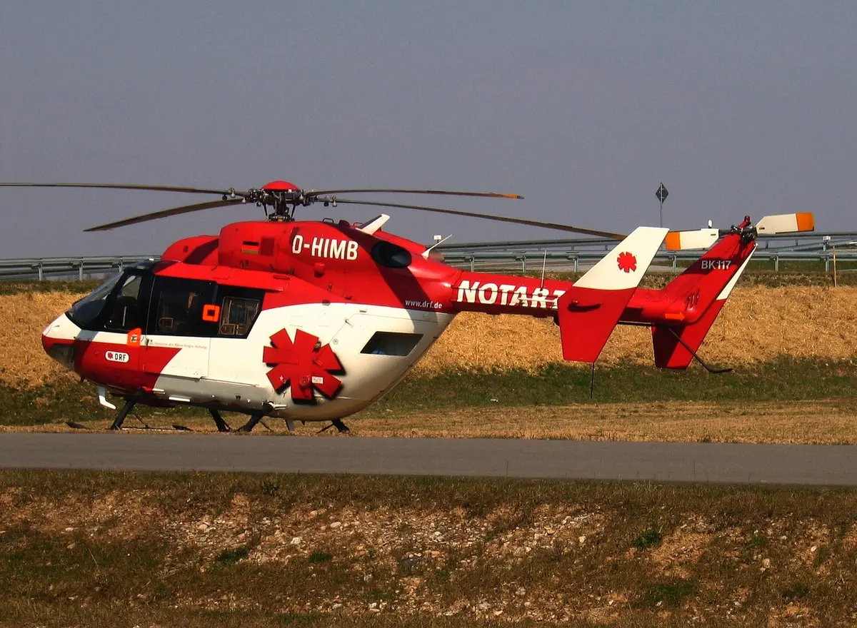 Ratownicy medyczni wprowadzający poszkodowanego do ambulansu
