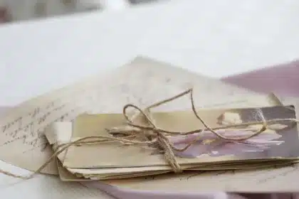 Anonimowa sylwetka wychodzącego mężczyzny przy wózku i dokumentach w korytarzu mieszkania