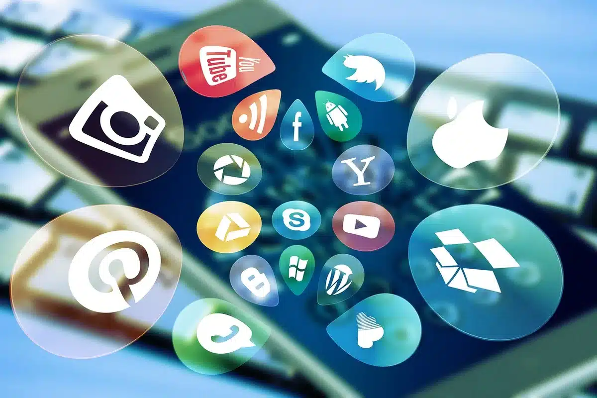 Telefon wyświetlający powiadomienia i rosnącą liczbę obserwatorów na Instagramie