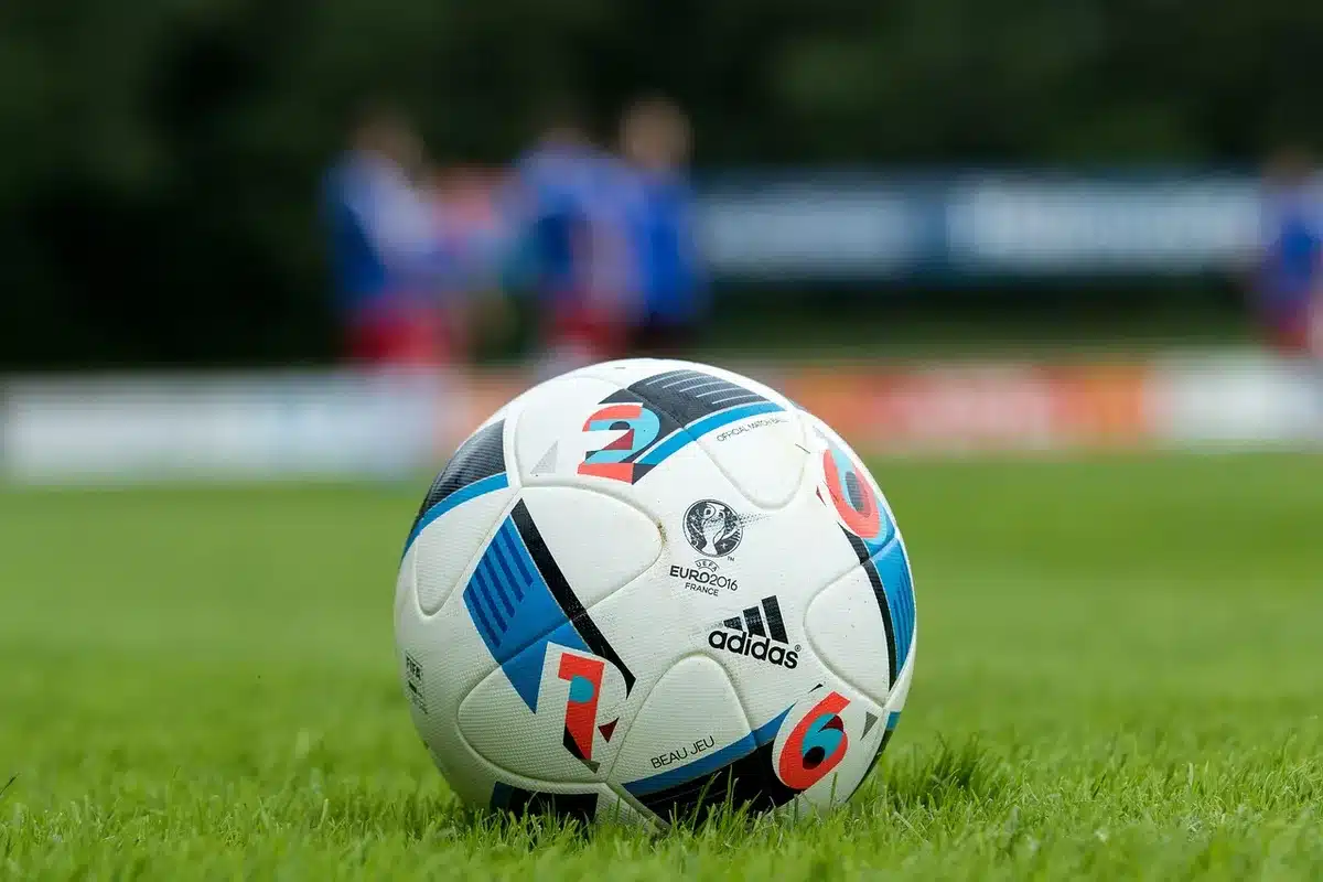 Trening na małym boisku lokalnego klubu, piłkarze w akcji