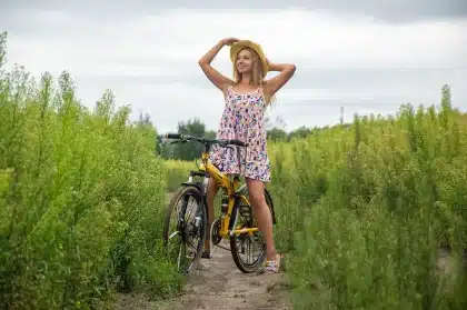 Trzy rowery przy wiejskiej drodze, w tle rozmyte światła służb ratunkowych