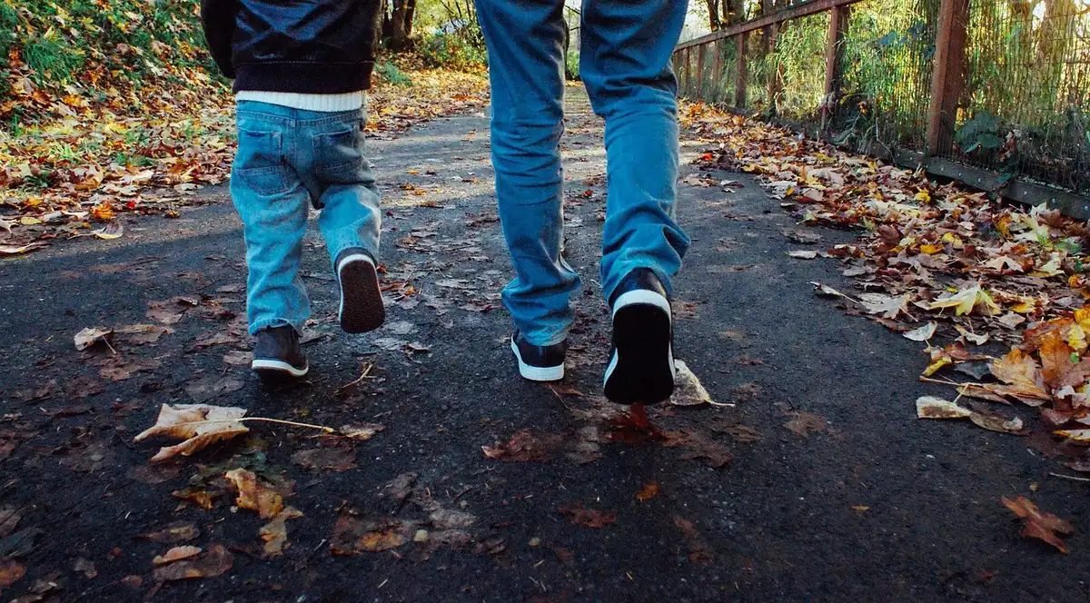 Dwóch anonimowych mężczyzn rozmawia w domu, sylwetki przy stole