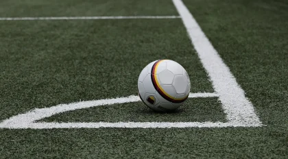 Zarys sylwetek piłkarzy podczas treningu na boisku, bez identyfikowalnych twarzy